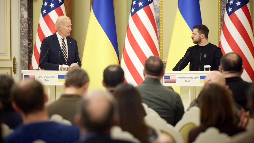 Joe Biden et Volodymyr Zelensky, à Kiev, en février 2023. Ils vont de nouveau se croiser, au G7, à Hiroshima, pour évoquer les F-16.