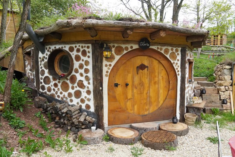 Il sera bientôt possible de passer une nuit insolite dans cette maison de Hobbit spécialement aménagée.