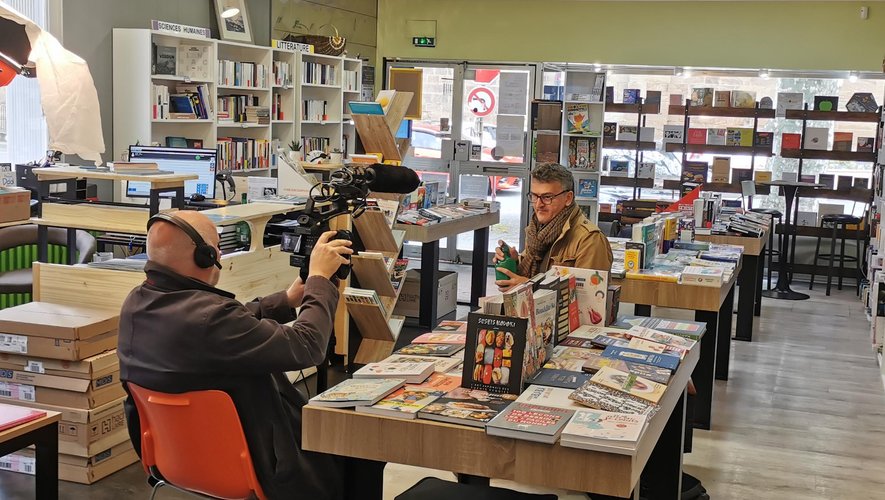 Pascal Dessaint lors du tournage de son documentaire à la libraire La Mines à Feuilles