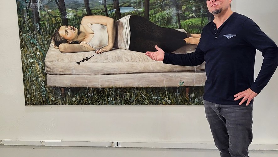 Paco Bénitez devant son tableau à la Galerie de la Cascade.
