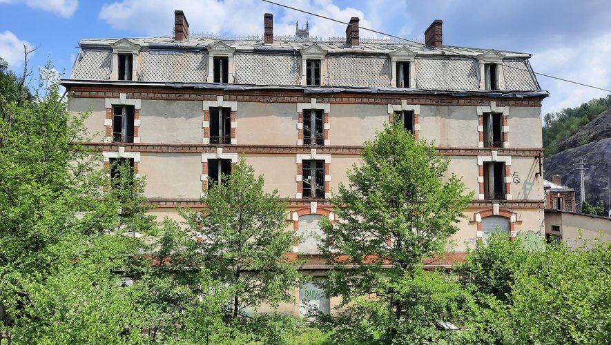 Le vieil hôtel des Célibataires, à Viviez, pourrait bien subir les assauts  des pelles mécaniques dès le 8 juin prochain.