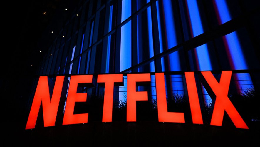 Netflix a annoncé mardi que les utilisateurs américains, français et d'une centaine d'autres pays dans le monde devraient désormais payer un supplément pour partager leurs codes d'accès au service avec des personnes non membres de leur foyer.