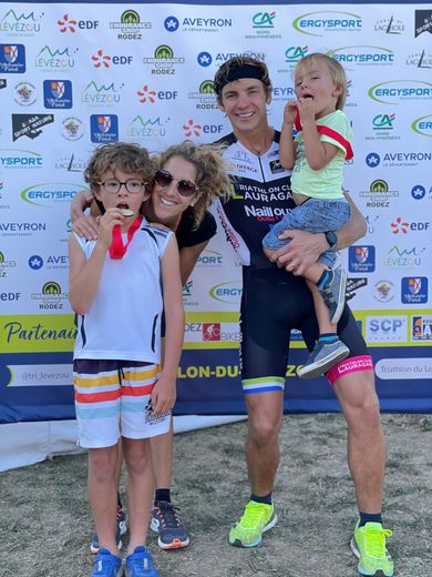 Originaire de Villefranche-de-Panat, Nicolas Tournier va disputer son premier Ironman en triathlon, à sa façon, avec une arrivée place du Capitole à Toulouse. Il pourra compter sur le soutien de son épouse Céline et de leurs deux garçons, Tom et Malo.
