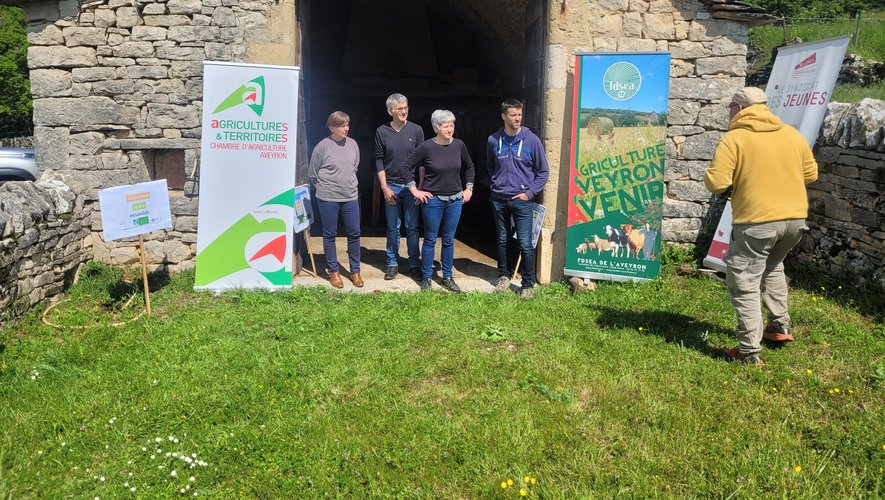 Les représentants de la filière bio en Aveyron, ici sur l’exploitation de David Argentier, éleveur en ovin lait à Saint-Saturnin-de-Lenne.