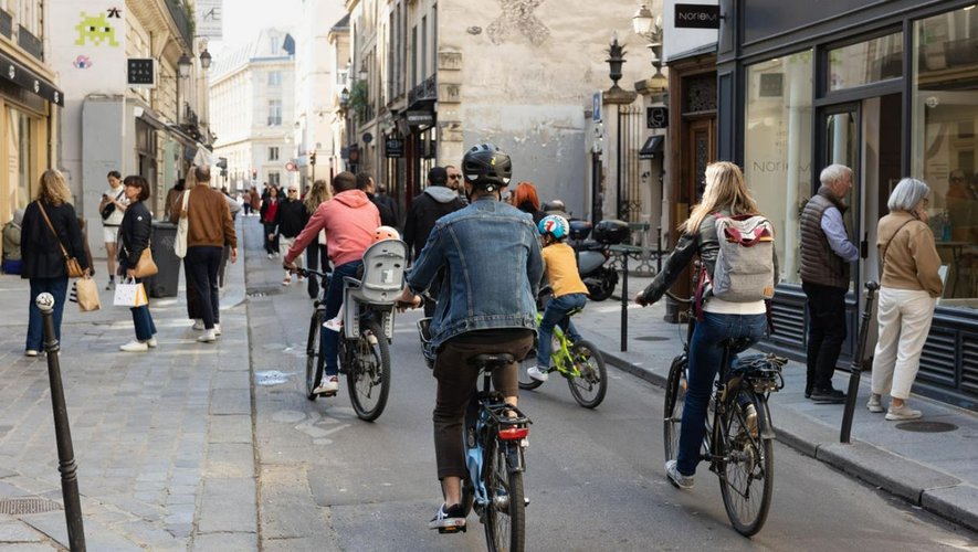 Paris Respire est une opération qui prévoit la fermeture à la circulation de certaines zones de la capitale les dimanches et jours fériés, au bénéfice des piétons et des cyclistes.