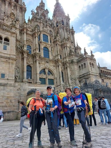 Cathou et Isabelle (au centre) et leurs amies enfin arrivéesdevant la cathédrale de Santiago de Compostela.