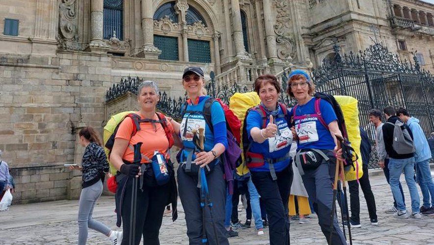 Cathou et Isabelle (au centre) et leurs amies enfin arrivéesdevant la cathédrale de Santiago de Compostela.