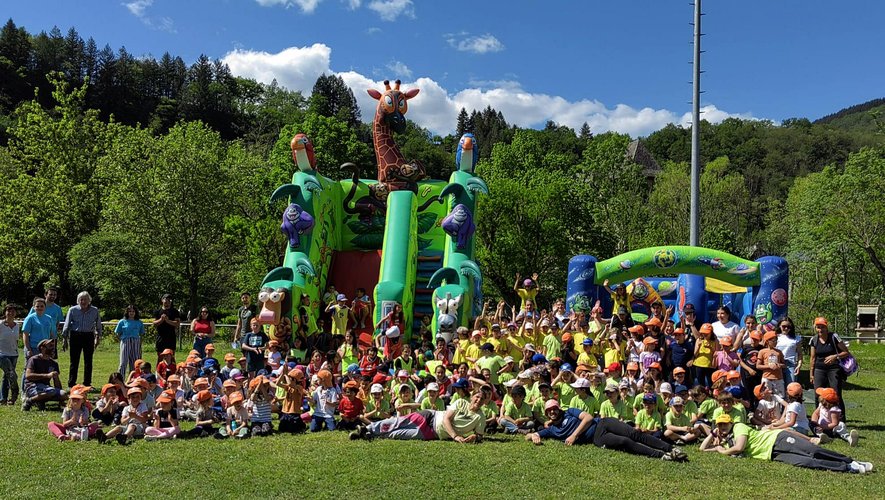 150 enfants réunis pour fêter le printemps, sous un soleil radieux.