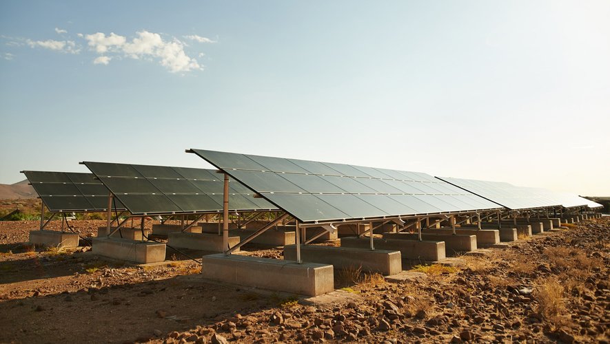 "Plus d'un milliard de dollars par jour devraient aller à des investissements dans le solaire en 2023 (380 milliards sur toute l'année), poussant pour la première fois ce montant au-delà de celui investi dans la production de pétrole", selon l'AIE.