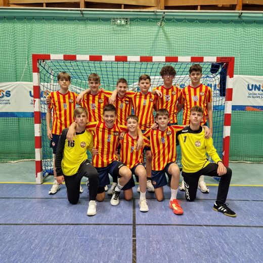 Les 11 jeunes Espalionnais qui ont participé aux finales du championnat de France UNSS de handball.