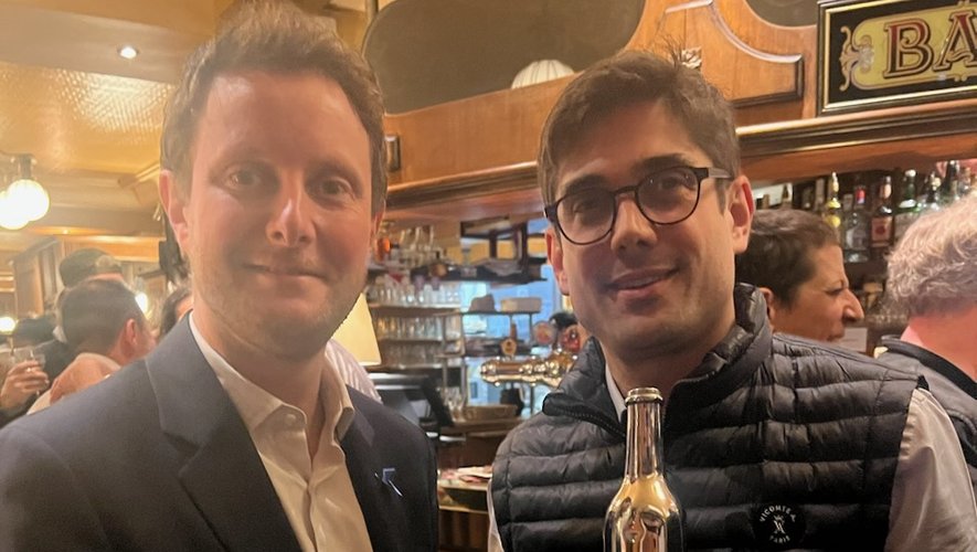 Né dans la capitale, originaire de Saint-Geniez-d’Olt, Romain Vidal (à droite), patron du Sully, vient de recevoir la "coupe du meilleur pot", remise par l’Académie Rabelais. Il a été félicité par Clément Beaune, le ministre des Transports.