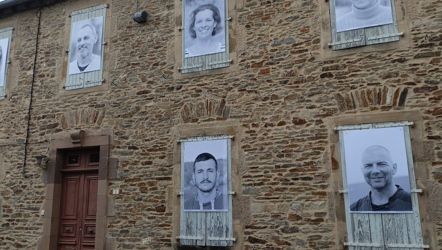 Les portraits installés dans la rue Saint-Amans, à Naucelle