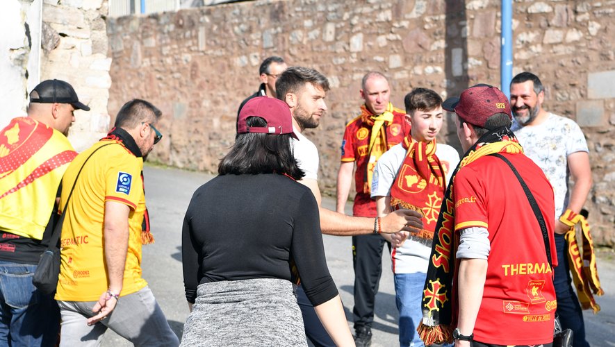 En fin d'après-midi, les supporters ruthénois ont accueilli les joueurs pour leur arrivée au stade, pour la dernière fois de la saison.