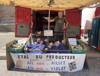 L'étal d'ail de Maurice Lebreton sur le marché de Rodez, le samedi 27 mai