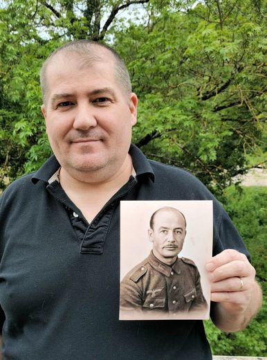 Vincent Besombes, président du comité de Rodez du Souvenir français, avec une photo du soldat Fritz Frick.