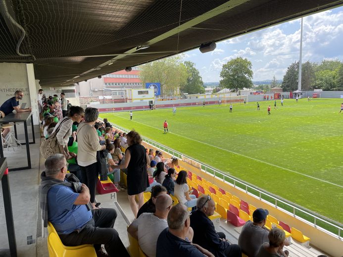 Les supporters bozoulais sont bien en place dans la tribune honneur de Paul-Lignon.