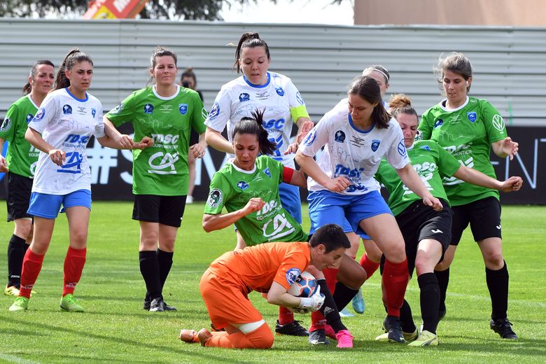 A la mi-temps, Bozouls mène 2-1 face à Montbazens-Rignac.