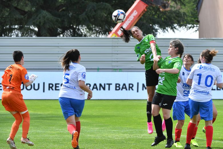 A la mi-temps, Bozouls mène 2-1 face à Montbazens-Rignac.