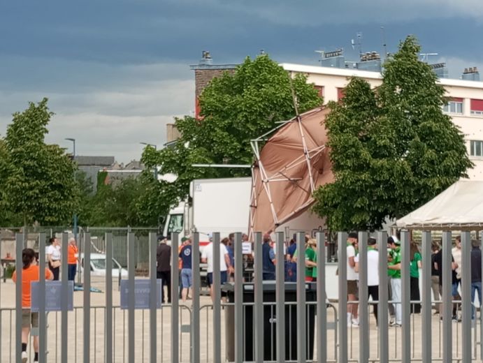 La tonnelle de la fan zone s'est envolée pendant la mi-temps.