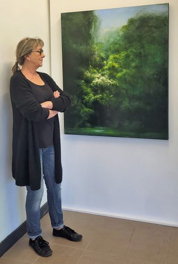 Véronique Gerbaud Lambert devant le tableau qu’elle expose actuellementà la Galerie de la Cascade.