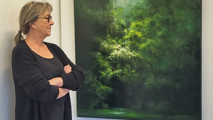 Véronique Gerbaud Lambert devant le tableau qu’elle expose actuellementà la Galerie de la Cascade.