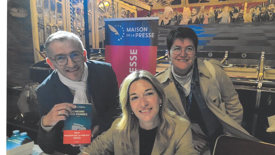 Sylvie et Jérôme Prat de la maisonde la presse de Laissac avec la lauréate du prix de la Maison de la presse 2023 Adèle Breau.
