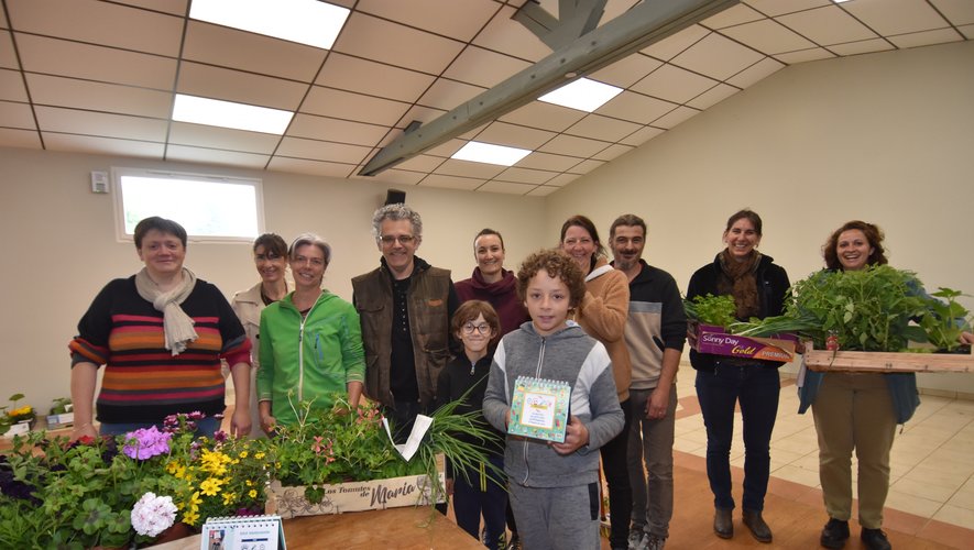Distribution des plants et fleurs de l’APE des écoles.
