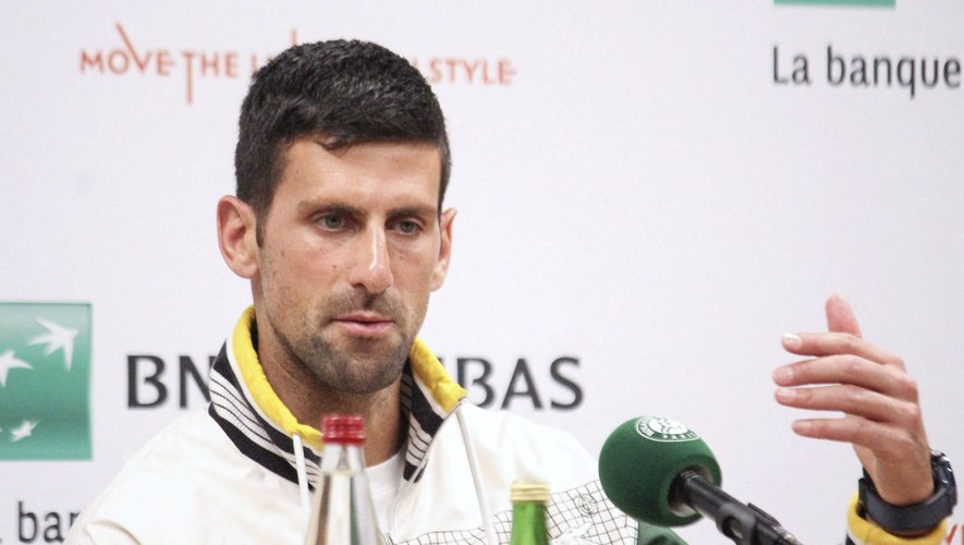 Après sa victoire au premier tour de Roland-Garros, Novak Djokovic a écrit un message, dénoncé par la ministre des Sports.