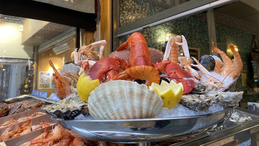 L'Écaille propose des plateaux et des assiettes de fruits de mer et de crustacés.