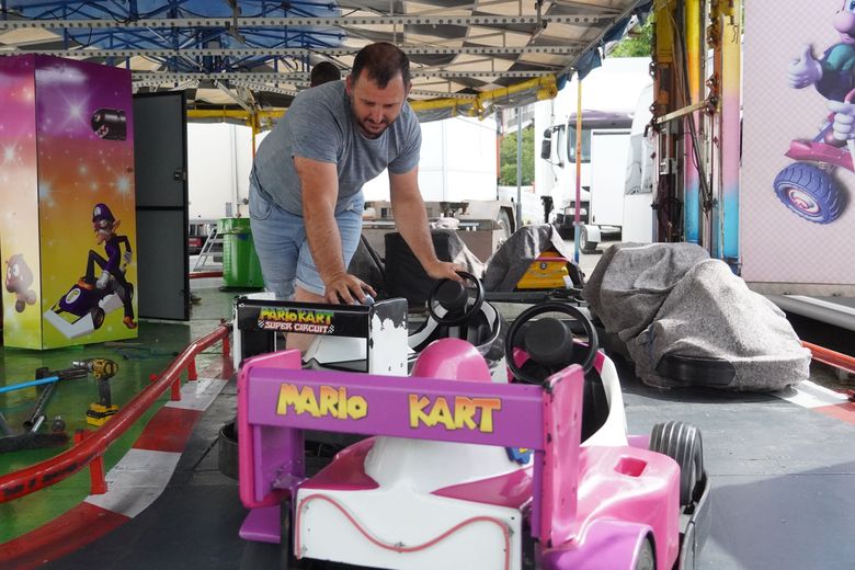 Depuis deux jours, les forains installent les attractions.