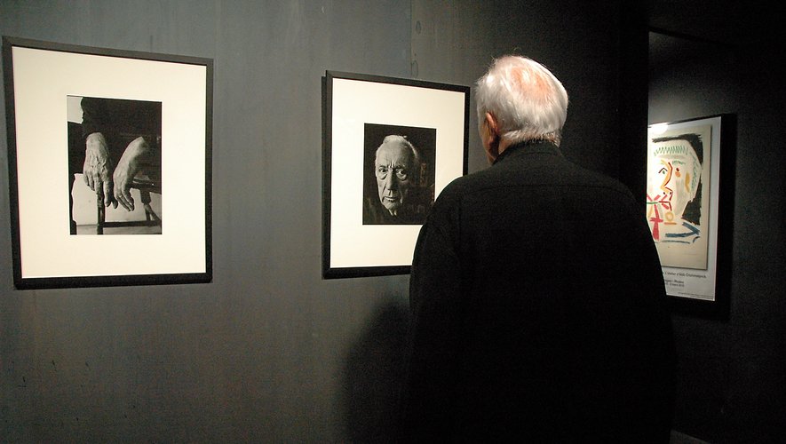 Pierre Soulages faceà lui-même. Le peintrede l’Outrenoir devantl’un de ses portraits photographiques, au muséede Rodez, en novembre 2014.