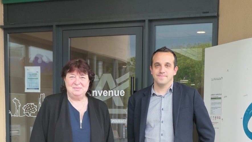 Marie-Pierre Aguera et le directeur de l’agence Romain Garrigues lors de la remise de la trottinette.