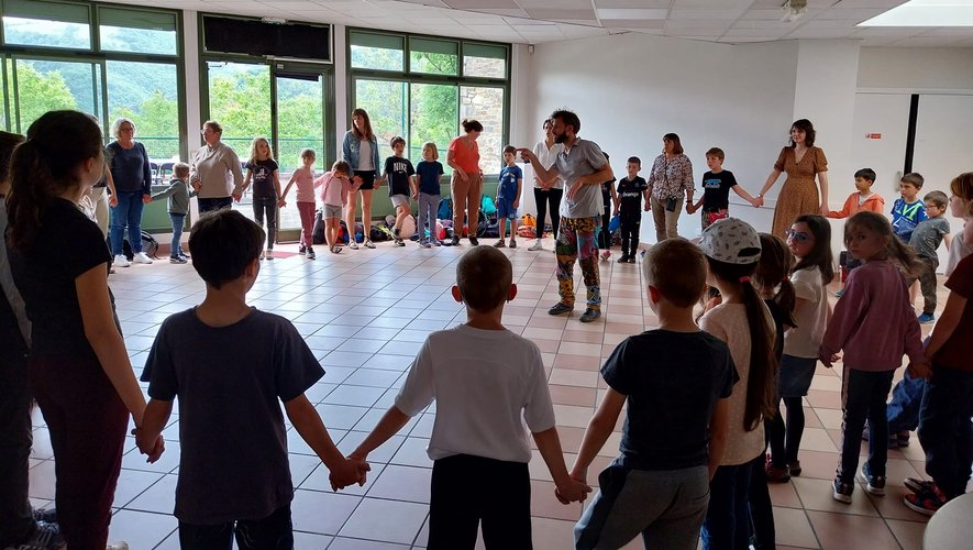 Atelier voix et danse au Centre Européen pour les jeunes enfants des écoles primaires du territoire.