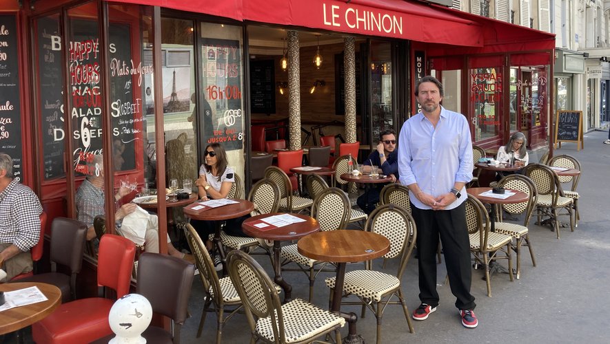 Cyril Ginestet, sur la terrasse du Chinon à Montmartre, où il n’est pas rare de croiser des célébrités dont certaines habitent ce quartier aux allures de village, situé dans le XVIIIe arrondissement de la capitale.	Emmanuel Pons