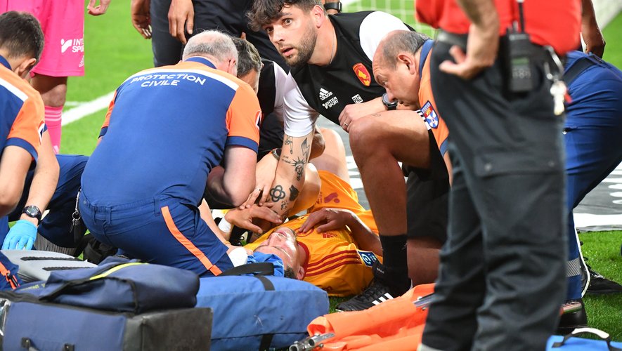 Lucas Buadès est resté allongé sur la pelouse de longues minutes après son agression.