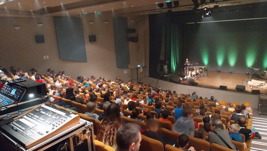 Plus de 300 jeunes élèves aveyronnais ont assisté au spectacle musical AKA dans l’auditorium du Centre Européen.