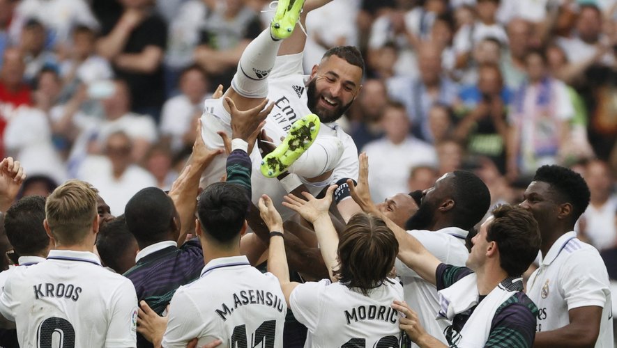 Benzema fêté comme il se doit pour son dernier match avec le Real Madrid