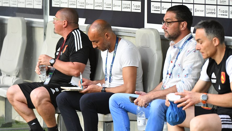 Gregory Ursule (au centre) et à sa gauche Pierre-Olivier Murat, vendredi sur le banc de touche avant le coup d'envoi du match Bordeaux - Rodez.