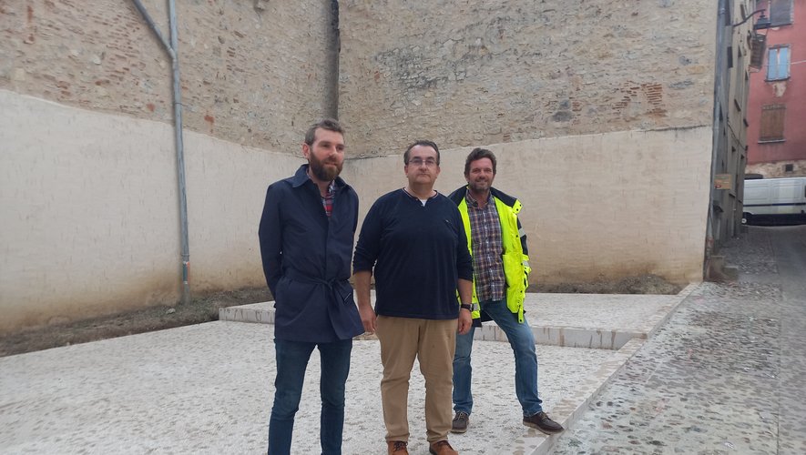 La placette en friche avant les travaux. À droite, l’équipe municipale qui a piloté ce projet de réaménagement. La végétalisation est prévue prochainement.