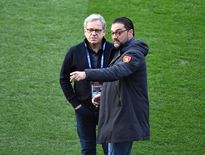 En mars 2022, Max Marty, dirigeant du GF38, et le président du Raf Pierre-Olivier Murat sur la pelouse du stade des Alpes avant un match opposant leurs équipes.