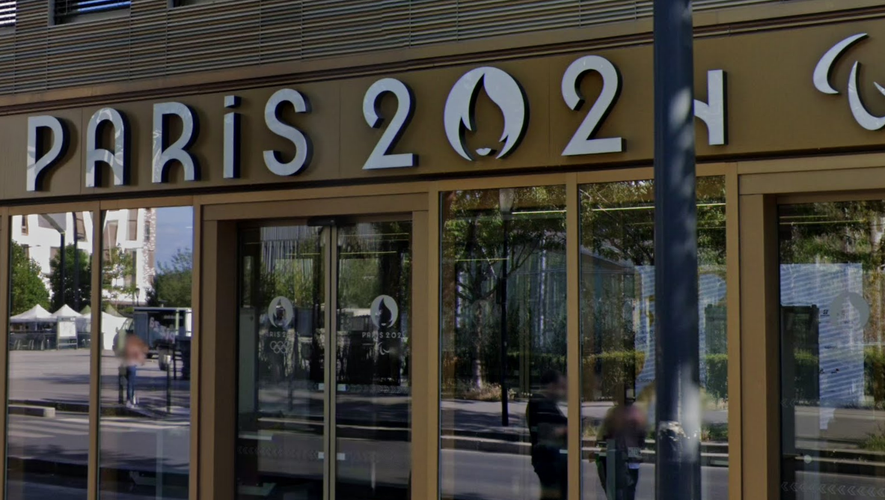 Des dizaines de manifestants ont envahi le siège du comité olympique 2024 à Paris.
