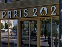 Des dizaines de manifestants ont envahi le siège du comité olympique 2024 à Paris.