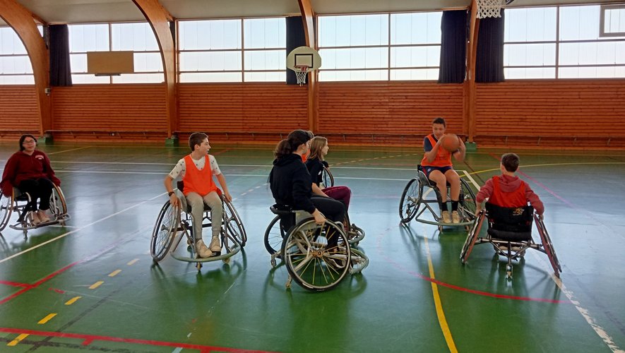 Une initiation au basket fauteuil  pour mieux comprendre le handicap.