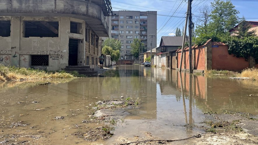 La ville de Kherson fait face à de vastes inondations ainsi que des tirs d'artillerie.