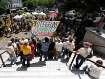 Les soutiens aux militants des Faucheurs volontaires se sont déplacés en nombre à Rodez.