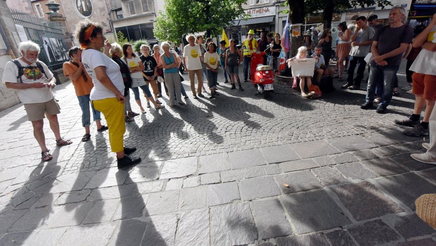 Une cinquantaine de sympathisants écologistes se sont rassemblés à Rodez, devant la préfecture.
