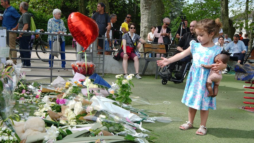 Emotion et recueillement ce vendredi à Annecy, sur les lieux où les enfants ont été agressés.