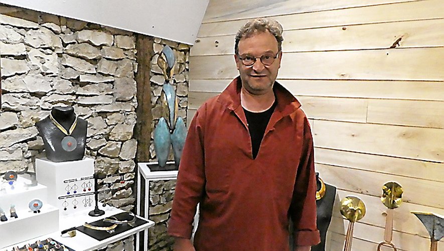 L’artiste dans son coin expo-vente de son atelier  à Labarthe.