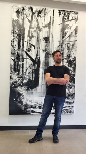 Frédéric Fau devant un de ses tableaux actuellement présents à la galerie  de la cascade.