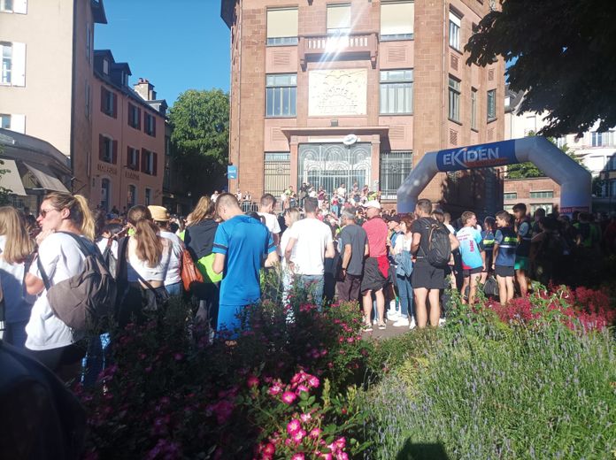 Près de La Poste, la foule se prépare à acclamer les coureurs.